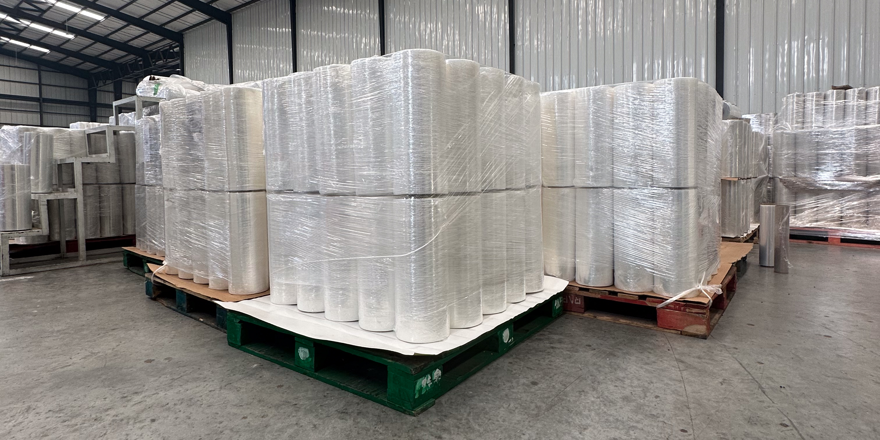 Pallet with high-performance stretch film to reduce packaging costs without compromising load security.